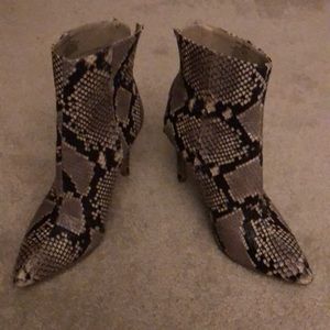 Steve Madden size 7 snakeskin print heel